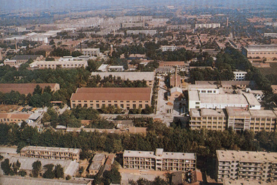 推土机总厂本部厂区。。。。。。山东推土机总厂建设时，，，，，牢靠资产原值为2569万元，，，，，占地面积为517538平方米，，，，，修建面积为170861平方米。。。。。。