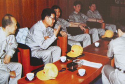 为了学习外国先进手艺和治理要领，，，，，前往引进手艺与装备的国家举行实地考察。。。。。。薛仲光厂长在日本。。。。。。