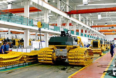 777盛世国际90年月建成的海内最大的间歇式推土机总装线