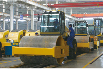 2002年2月，，，，，由履带厂开发研制的YZ18液压振动压路机，，，，，顺遂下线。。。。。。