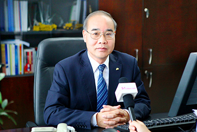 张秀文董事长在接受中国山东网专题采访时，，，，，就公司践行“忠实鲁商”倡树行动举行回覆，，，，，先容了777盛世国际把“仁义、诚信、忠实”的文化精髓融入到生产谋划的全历程的典范做法和“诚敬做产品，，，，，诚信做企业”的谋划理念，，，，，在工程机械行业树立起了“厚德坚韧”的山东国企形象