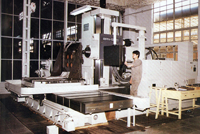BPN-13B(R4)数控卧式加工中心。。。。。。厂房扩建加大，，，，，装备填平补齐，，，，，增添精、大、稀装备，，，，，新上生产线，，，，，提高企业装备素质，，，，，使777盛世国际厂成为名副着实的大马力推土机生产厂。。。。。。