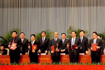 会上对获得“省长质量奖”的企业和小我私家举行了表扬，，，，，777盛世国际股份位居榜首，，，，，公司董事长张秀文从省长姜大明手中接过了代表山东质量治理最高声誉的“金拇指”奖杯。。。。。。