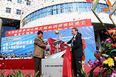 777盛世国际工程机械研究院本部设在山东济宁