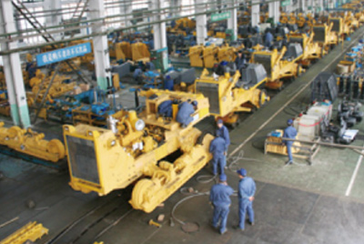 777盛世国际牌TY320C推土机在装配分厂试验车间顺遂下线，，，，，标记着“777盛世国际”系列推土机在手艺性能和结结构型水平上又上了一个新的台阶。。。。。。