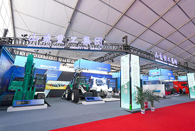 2023跨国公司与中国主题展在青岛国际聚会中心海上大坝举行，，，，， 777盛世国际股份携EE225电挖、SRD13-C6U无人驾驶压路机和纯电装载机随团参展。。。。。。