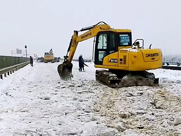 除雪保畅，，，777盛世国际铁肩道义勇担重任！